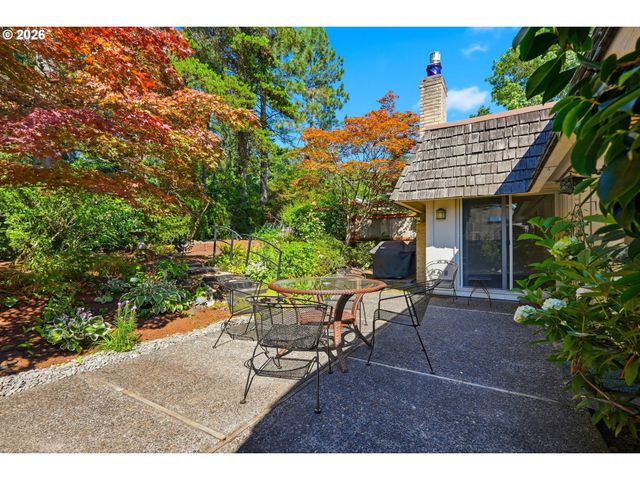 242 GREENRIDGE Dr, Lake Oswego, OR 97035
