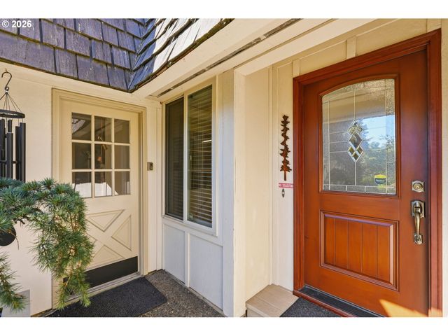242 GREENRIDGE Dr, Lake Oswego, OR 97035