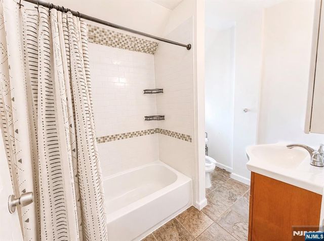 1086 18th Avenue, Newark, NJ 07106