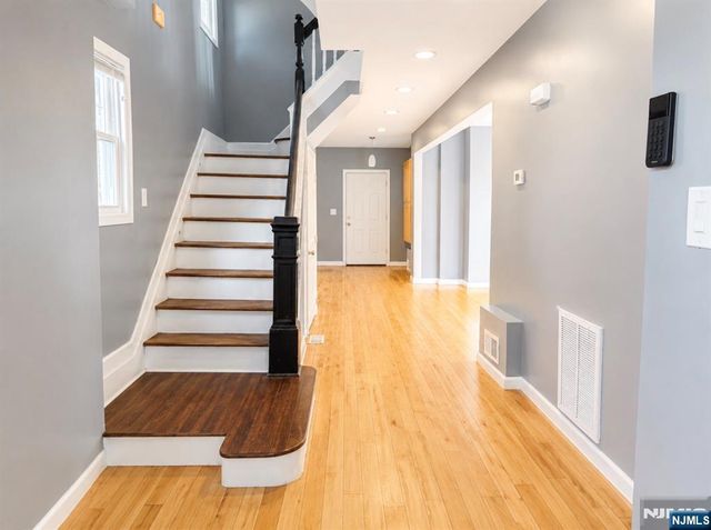 1086 18th Avenue, Newark, NJ 07106