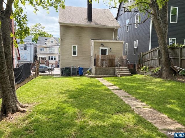 1086 18th Avenue, Newark, NJ 07106