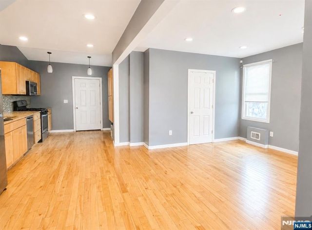 1086 18th Avenue, Newark, NJ 07106