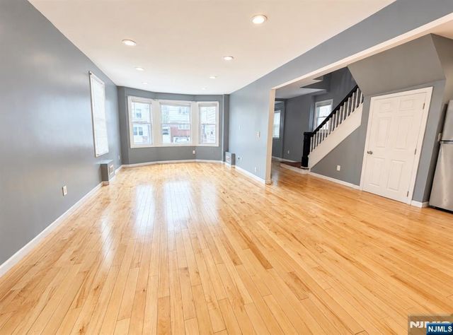 1086 18th Avenue, Newark, NJ 07106