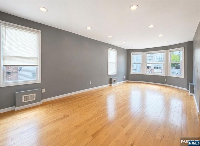 1086 18th Avenue, Newark, NJ 07106
