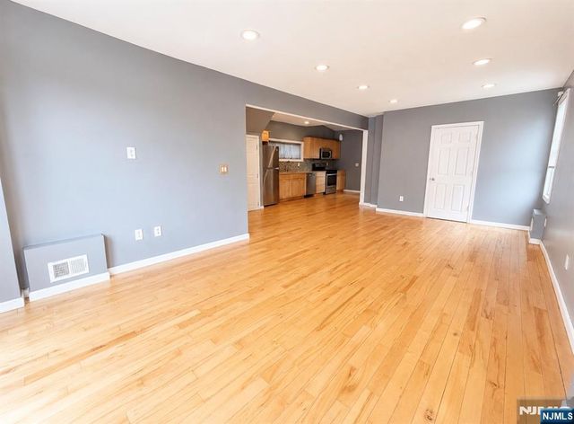 1086 18th Avenue, Newark, NJ 07106