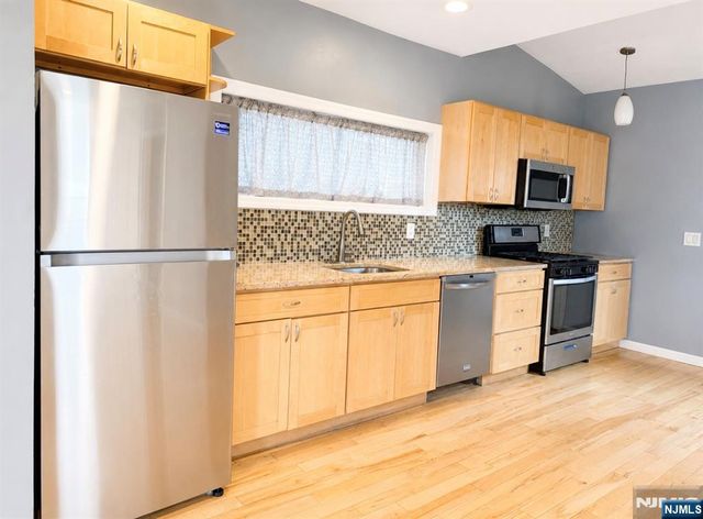 1086 18th Avenue, Newark, NJ 07106