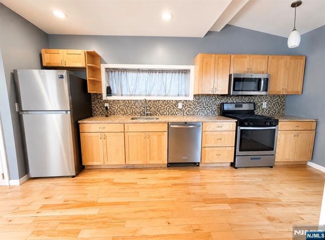 1086 18th Avenue, Newark, NJ 07106