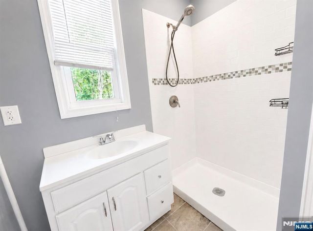 1086 18th Avenue, Newark, NJ 07106