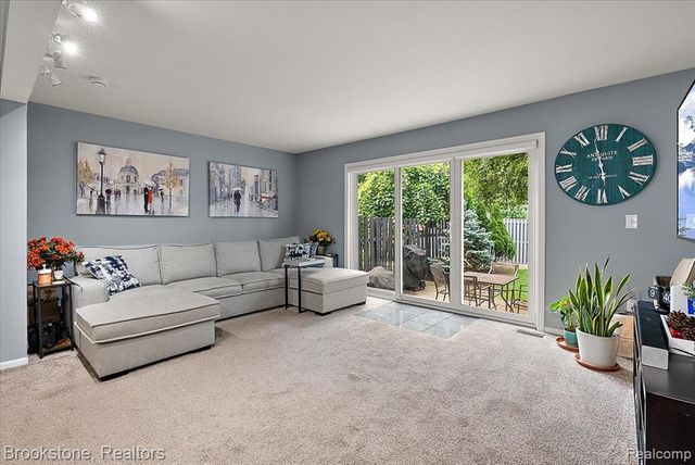 16092 W 11 Mile Road, Southfield, MI 48076