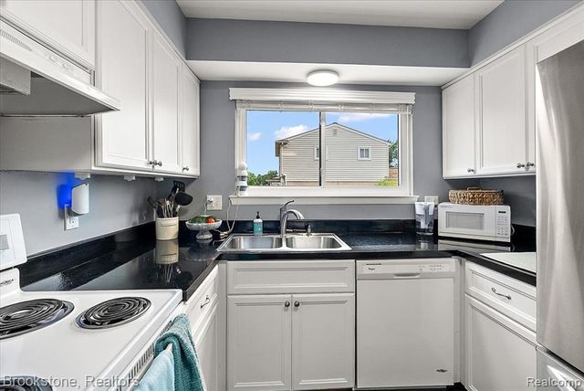 16092 W 11 Mile Road, Southfield, MI 48076