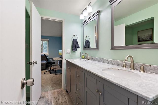 16092 W 11 Mile Road, Southfield, MI 48076