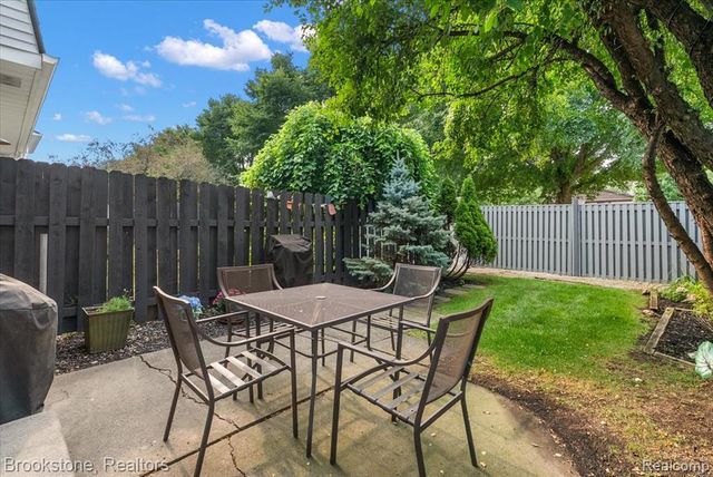 16092 W 11 Mile Road, Southfield, MI 48076
