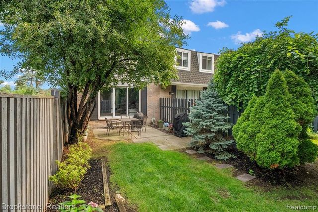 16092 W 11 Mile Road, Southfield, MI 48076