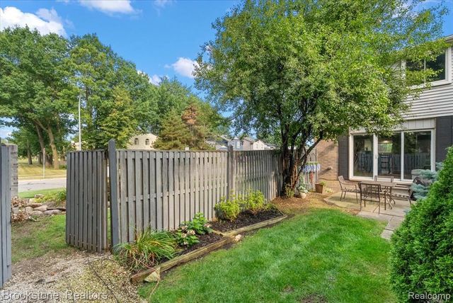 16092 W 11 Mile Road, Southfield, MI 48076