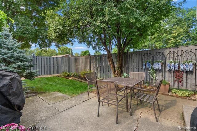 16092 W 11 Mile Road, Southfield, MI 48076