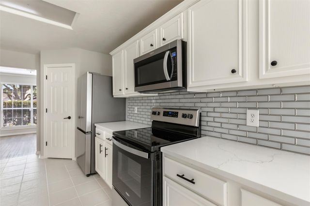 22000 Knights Cove Drive, Kingwood, TX 77339