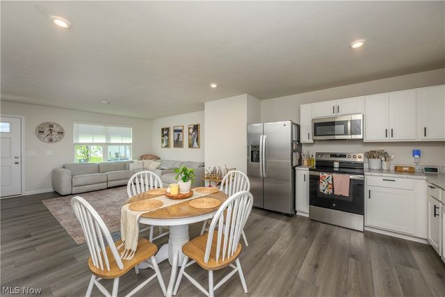 2741 Bishop Oval, Barberton, OH 44203