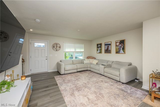 2741 Bishop Oval, Barberton, OH 44203