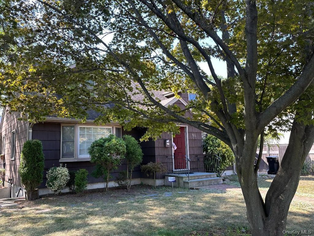 611 Asharoken Boulevard, Bay Shore, NY 11706