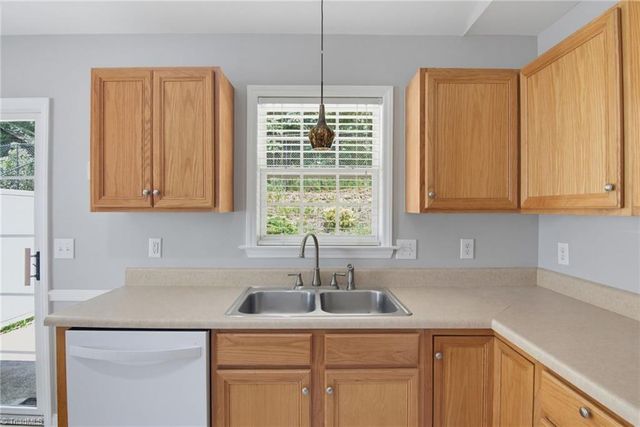 1965 Camden Forest Drive, Winston-salem, NC 27127