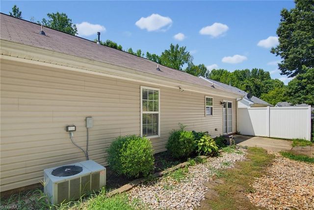 1965 Camden Forest Drive, Winston-salem, NC 27127