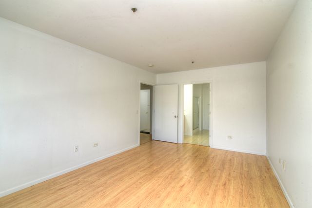 881 N Swift Road 105, Addison, IL 60101