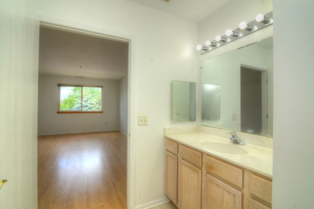 881 N Swift Road 105, Addison, IL 60101