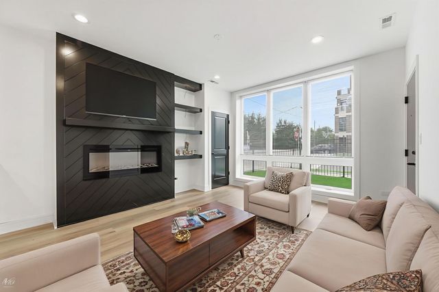 3902 S Lake Park Avenue 1, Chicago, IL 60653