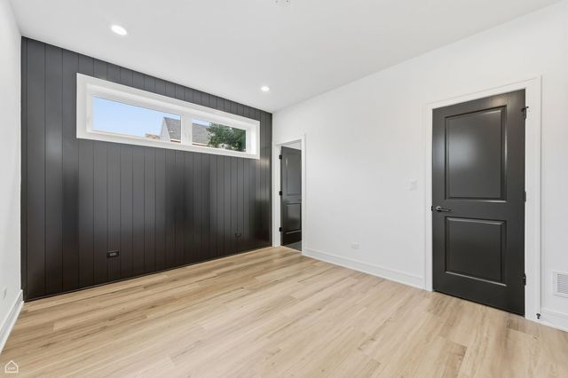 3902 S Lake Park Avenue 1, Chicago, IL 60653