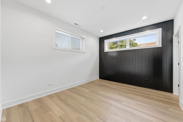 3902 S Lake Park Avenue 1, Chicago, IL 60653