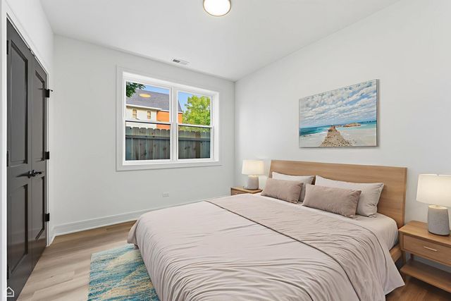 3902 S Lake Park Avenue 1, Chicago, IL 60653