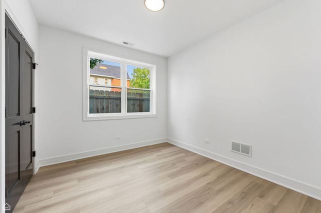 3902 S Lake Park Avenue 1, Chicago, IL 60653