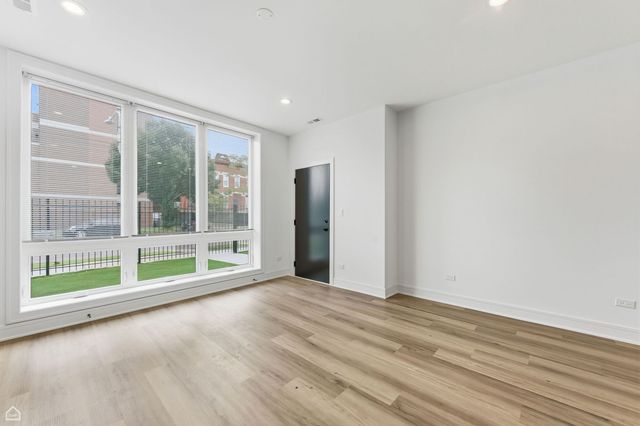 3902 S Lake Park Avenue 1, Chicago, IL 60653