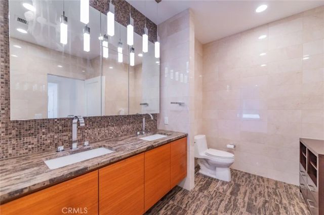 900 W Olympic 43D, Los Angeles, CA 90015