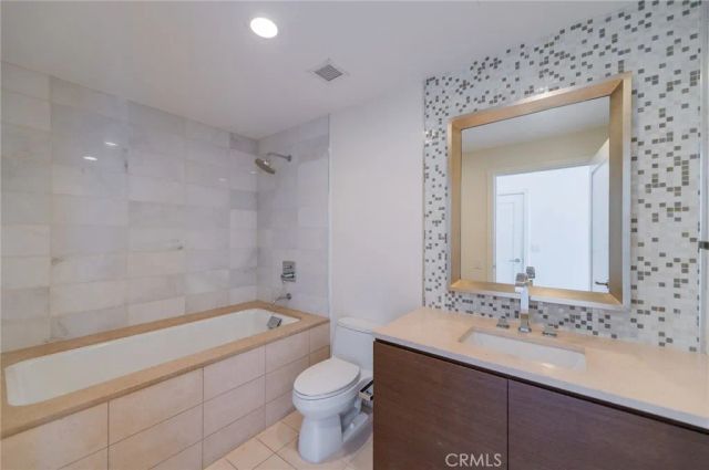 900 W Olympic 43D, Los Angeles, CA 90015