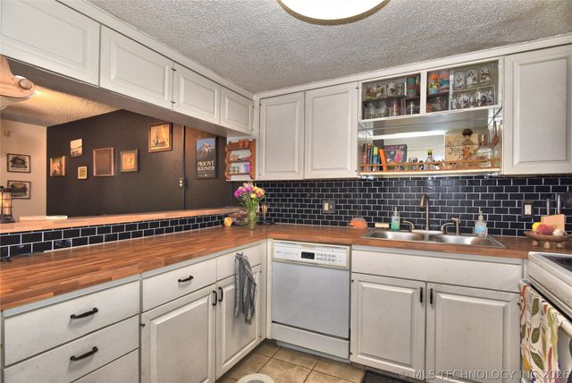 2202 E 55th Court 2202, Tulsa, OK 74105