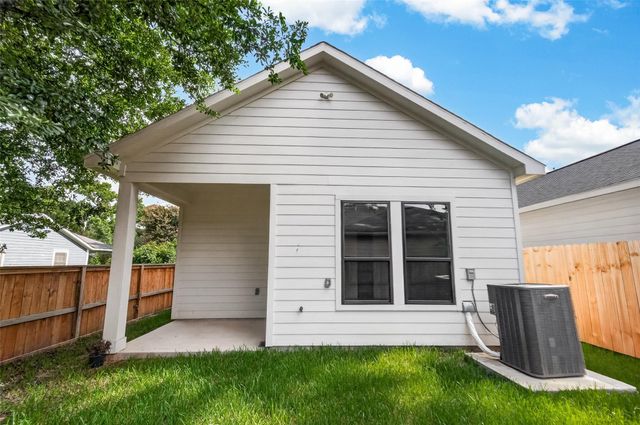 90 Burress Street B, Houston, TX 77022