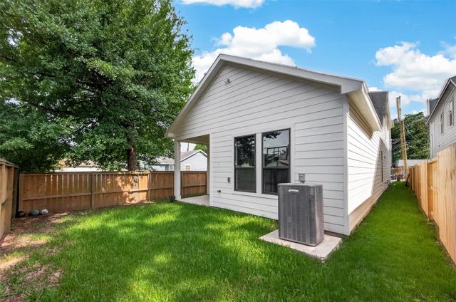 90 Burress Street B, Houston, TX 77022