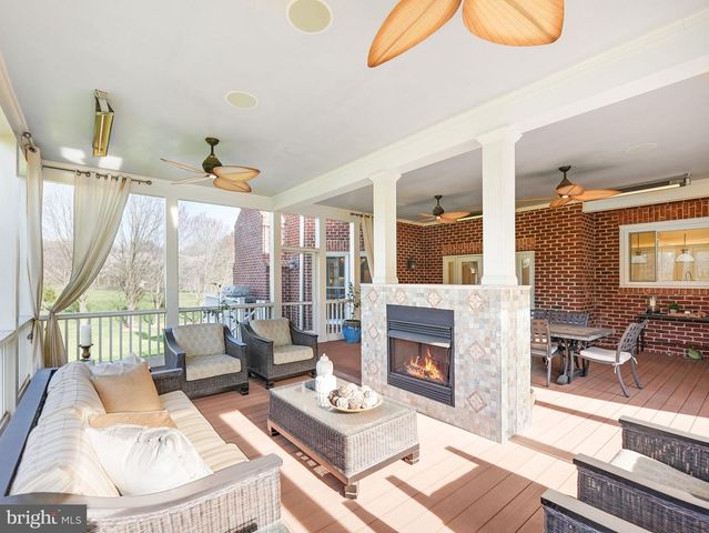 9722 ARNON CHAPEL RD, Great Falls, VA 22066