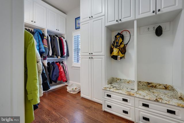 9722 ARNON CHAPEL RD, Great Falls, VA 22066
