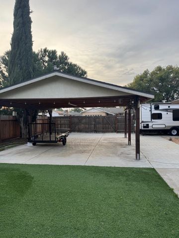 698 W Donner Avenue, Clovis, CA 93612
