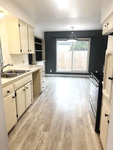 698 W Donner Avenue, Clovis, CA 93612