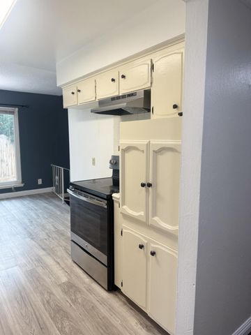 698 W Donner Avenue, Clovis, CA 93612