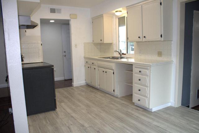 698 W Donner Avenue, Clovis, CA 93612