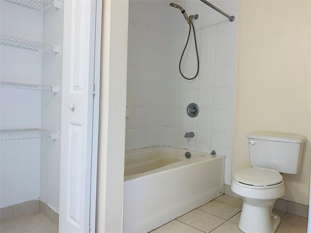 7950 N Nob Hill Road, Tamarac, FL 33321