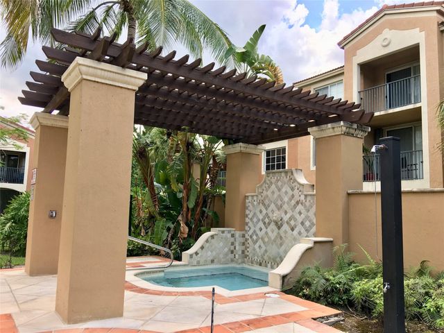 7950 N Nob Hill Road, Tamarac, FL 33321