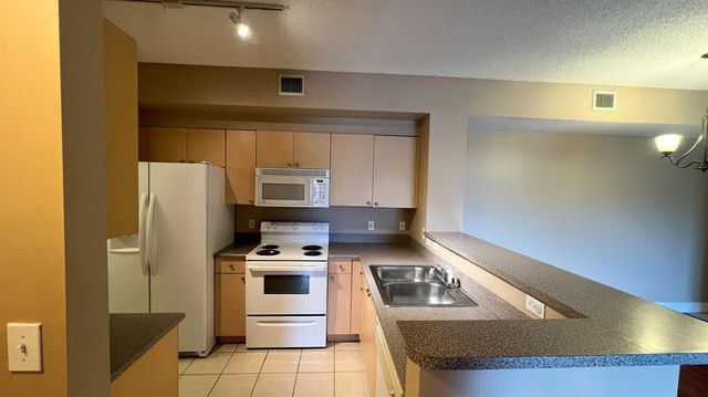 7950 N Nob Hill Road, Tamarac, FL 33321