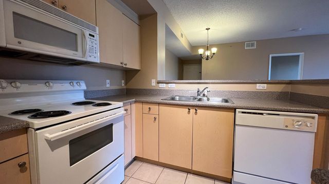 7950 N Nob Hill Road, Tamarac, FL 33321