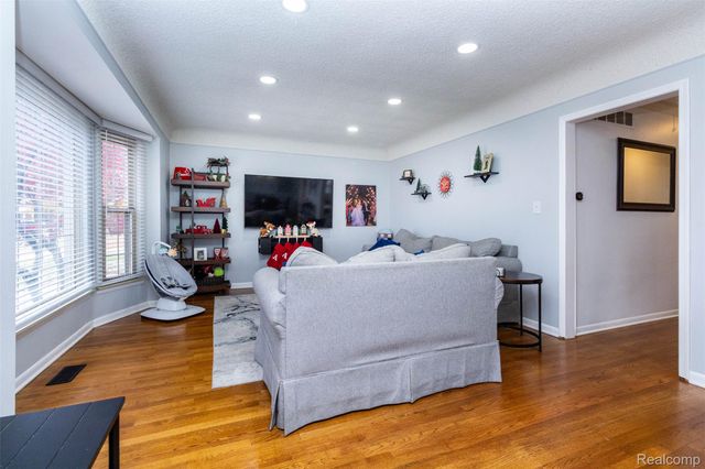 18709 GREY Avenue, Allen Park, MI 48101