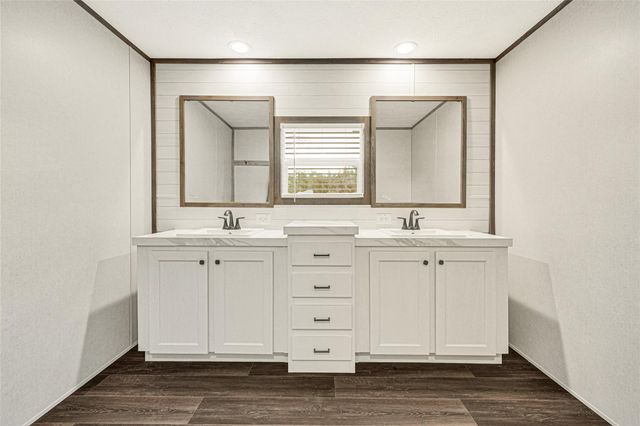 718 Main Street, Anahuac, TX 77514